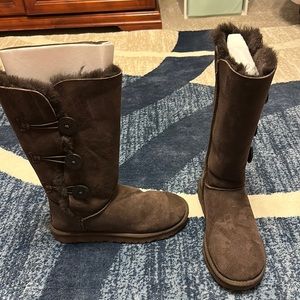Women tall Brown Uggs with Buttons down the side Size:7